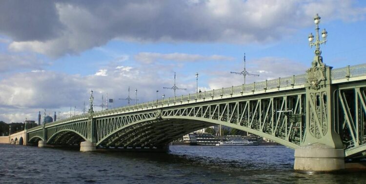 Вид на Троицкий мост в Санкт-Петербурге