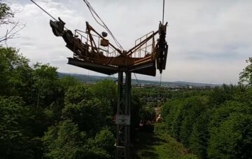 Вы сейчас просматриваете Упали с высоты: в Нальчике оборвалась канатная дорога, по которой ехали туристы