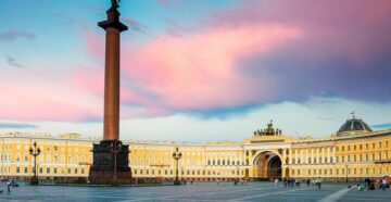 Дворцовая площадь в Санкт-Петербурге — главная в городе