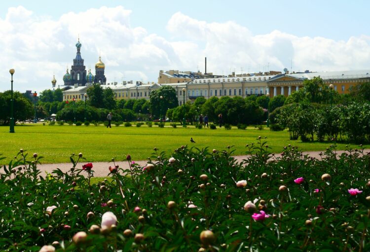 Марсово поле в Санкт-Петербурге летом