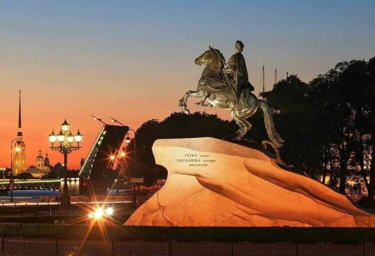 Памятник «Медный всадник» в Санкт-Петербурге ночью