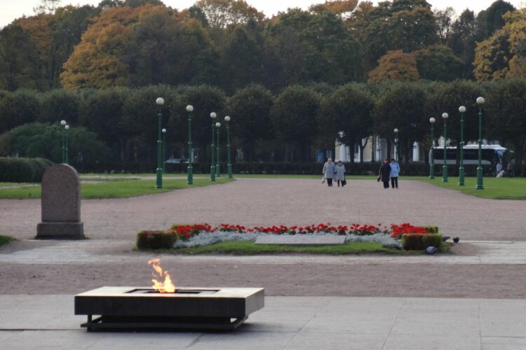Вечный огонь на Марсовом поле в Санкт-Петербурге