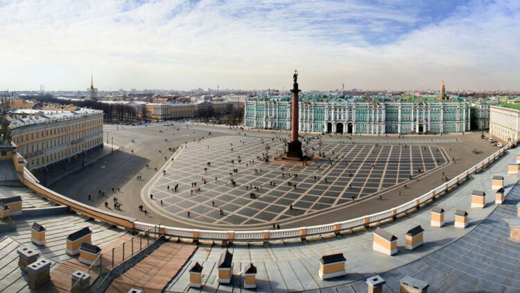 Вид на Дворцовую площадь в Санкт-Петербурге
