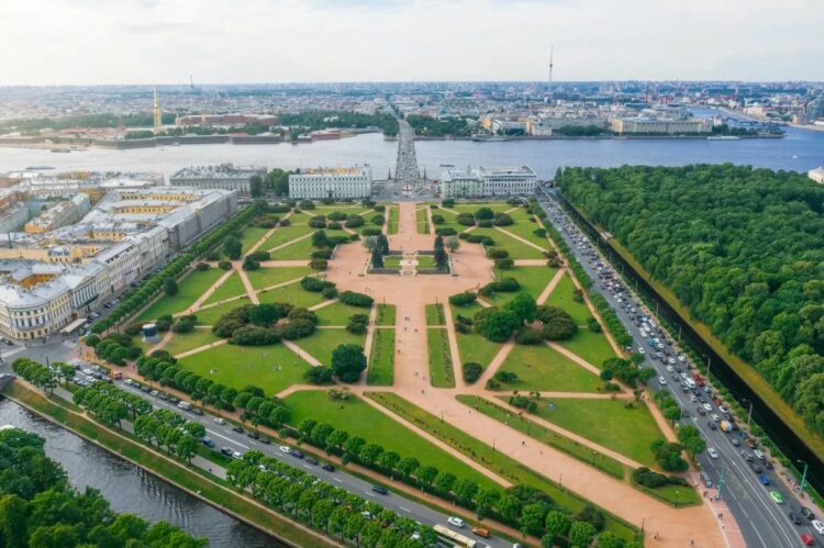 Вид сверху на Марсово поле в Санкт-Петербурге