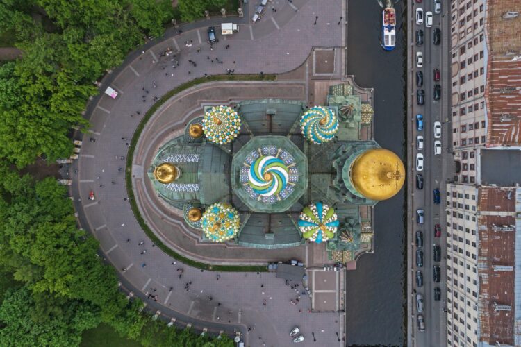 Купола сверху Храма Спас на крови в Санкт-Петербурге