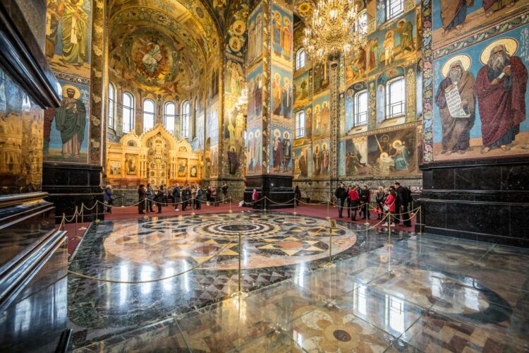 Посетители Храма Спас на крови в Санкт-Петербурге