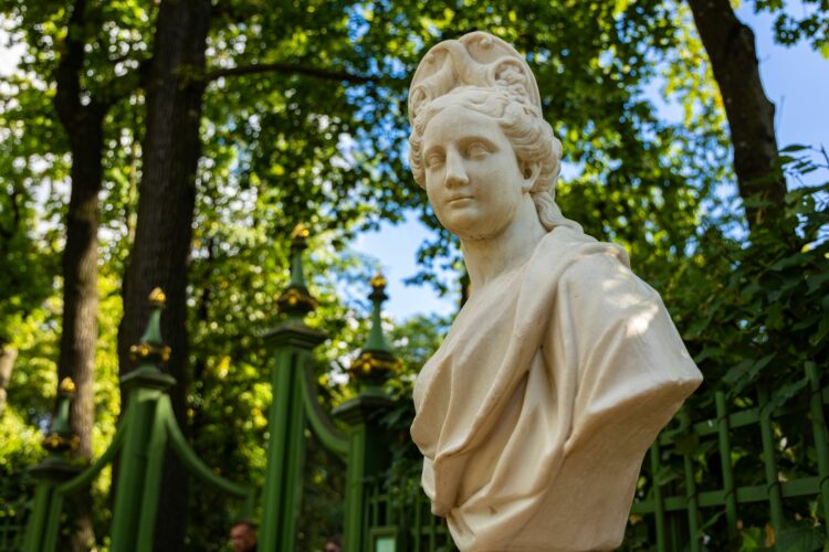 Скульптуры в Летнем саду в Санкт-Петербурге