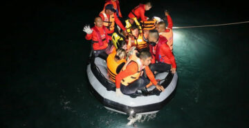 Выбросило на скалы: ВМС Таиланда спасли российских туристов, потерпевших кораблекрушение