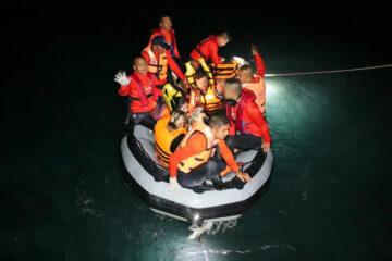 Вы сейчас просматриваете Выбросило на скалы: потерпевших кораблекрушение российских туристов спасли ВМС Таиланда