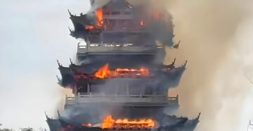 Вспыхнул как спичка: известный павильон в Китае был уничтожен пожаром, устроенным туристом