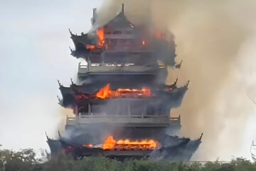 Вы сейчас просматриваете Вспыхнул как спичка: известный павильон в Китае был уничтожен пожаром, устроенным туристом