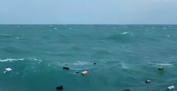 Багаж пассажиров парома в Таиланде смыло в море