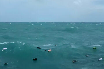 Вы сейчас просматриваете Багаж пассажиров парома в Таиланде смыло в море