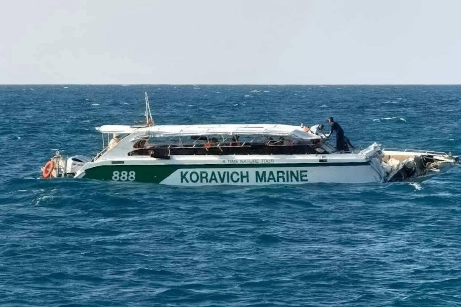 Не разминулись в море: скоростной катер с туристами врезался в рыболовное судно возле Пхукета