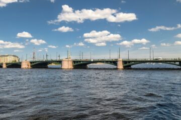 Вы сейчас просматриваете Биржевой мост в Санкт-Петербурге