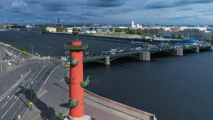 Биржевой мост в Санкт-Петербурге сверху