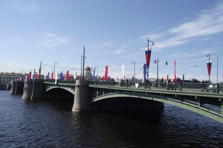 Пешеходы на Биржевом мосте в Санкт-Петербурге