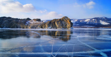 Роковая экскурсия: на Байкале погибли туристы, провалившись под лёд вместе с автомобилем