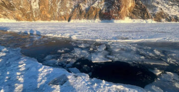 Выжил лишь один: на Байкале погибли туристы, когда их микроавтобус угодил в ледовую трещину