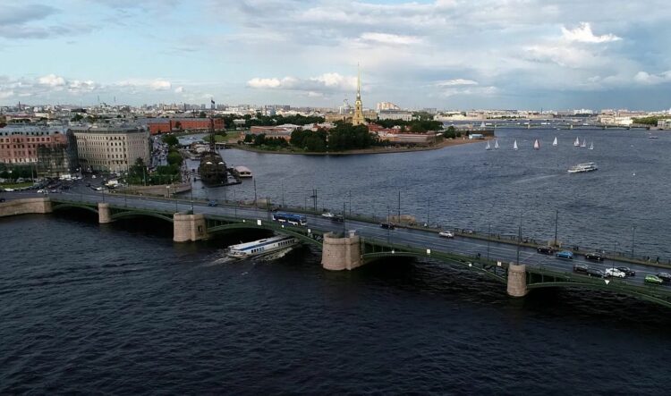 Вид на Биржевой мост в Санкт-Петербурге