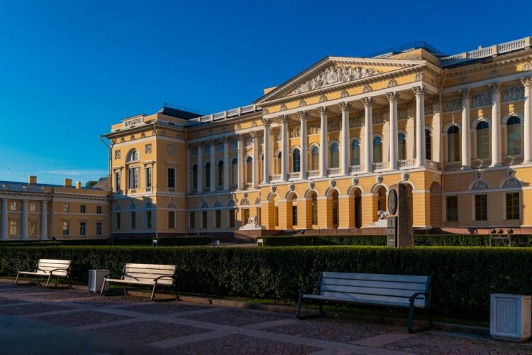 Михайловский дворец в Санкт-Петербурге построен в стиле русского ампира