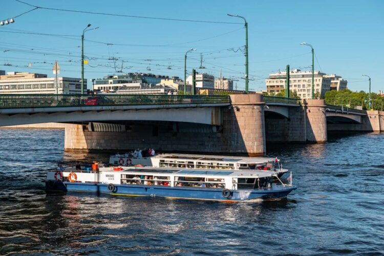 Экскурсии на корабле под Гренадерским мостом