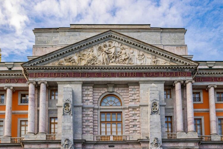 Фасад Михайловского замка богато украшен