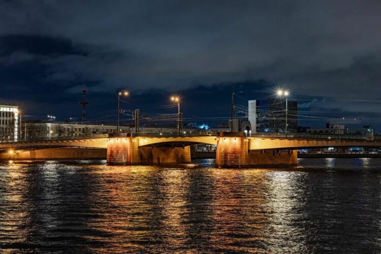 Гренадерский мост в Санкт-Петербурге ночью