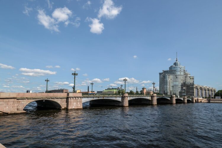 Летом Сампсониевский мост притягивает туристов