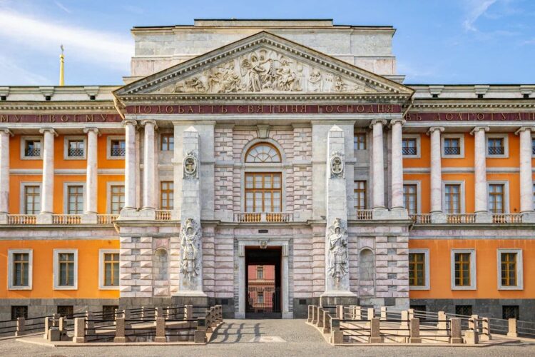Вход в Михайловский замок в Санкт-Петербурге