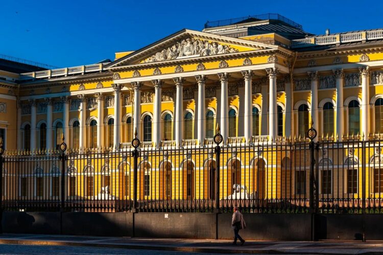 Вид на Михайловский дворец в Санкт-Петербурге