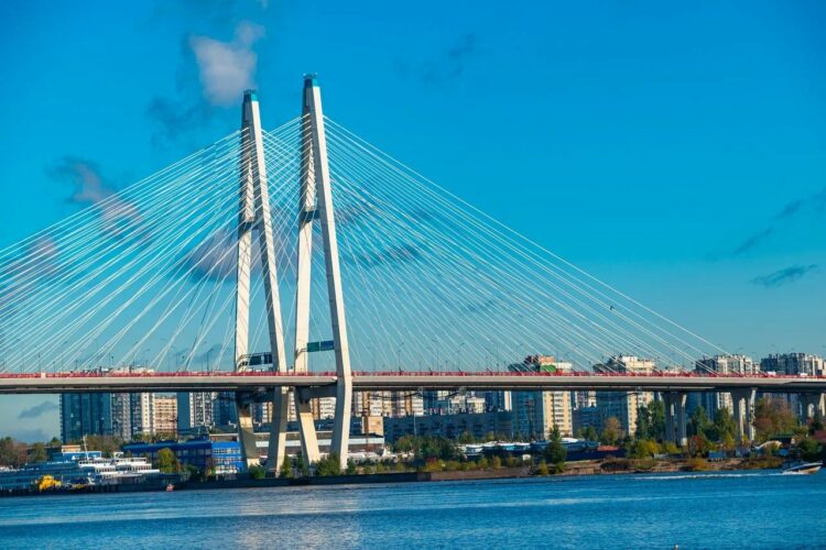Большой Обуховский мост в Санкт-Петербурге — единственный неразводной мост через Неву