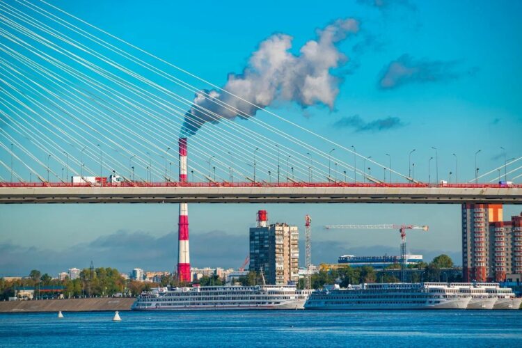 Корабль проходит под Большим Обуховским мостом — подмостовой габарит позволяет не ждать развода