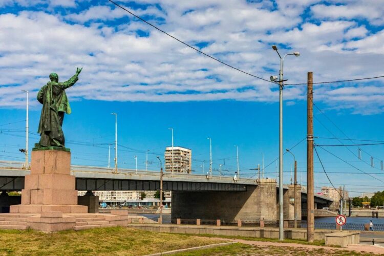 Памятник В. Володарскому у моста
