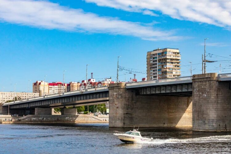 Туристы могут прокатится на кораблике под Володарским мостом