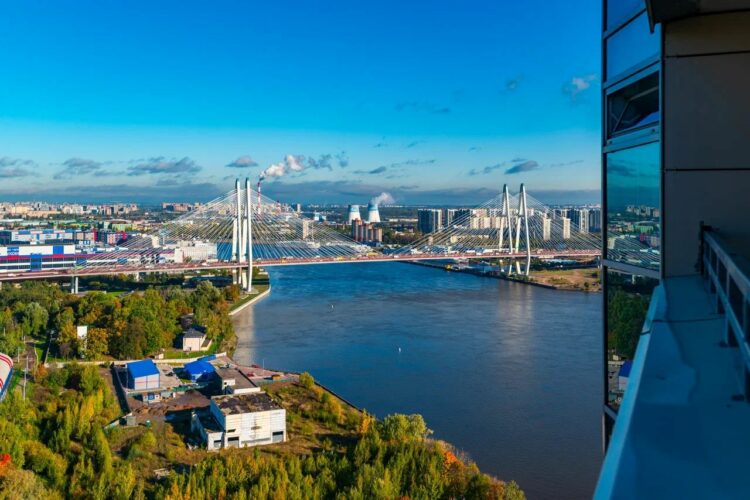 Вид на Большой Обуховский мост в Санкт-Петербурге