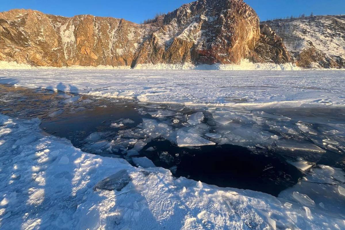 Выжил лишь один: на Байкале погибли туристы, когда их микроавтобус угодил в ледовую трещину
